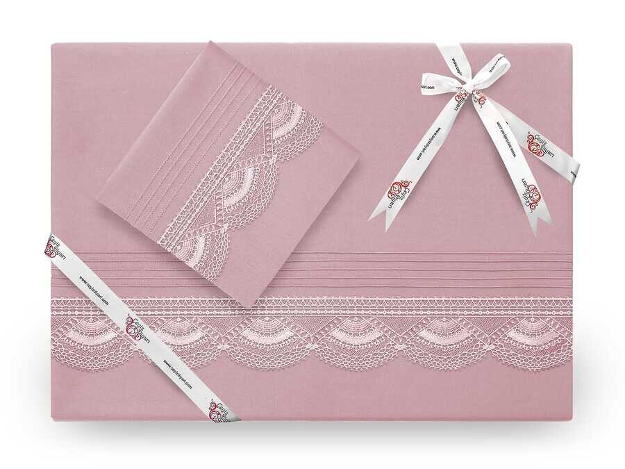 Dowry World - Çeyiz Diyarı Kula طقم غطاء لحاف مطرز بالابره لون وردي فاتح Dowry World - Çeyiz Diyarı Kula طقم غطاء لحاف مطرز بالابره لون وردي فاتح