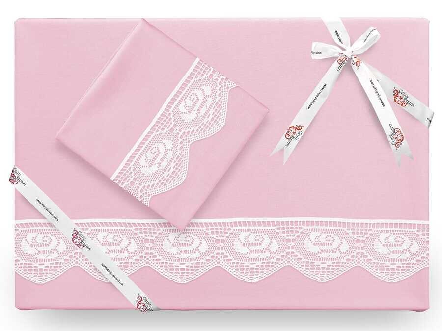 Dowry World - Çeyiz Diyarı Puka Sadeطقم غطاء لحاف مطرز بالدانتيل لون وردي فاتح Dowry World - Çeyiz Diyarı Puka Sadeطقم غطاء لحاف مطرز بالدانتيل لون وردي فاتح