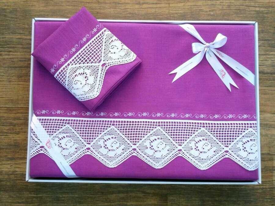 Dowry World - Dowryworld Puka Pikolu طقم غطاء لحاف مطرز - لون عنابي Dowry World - Dowryworld Puka Pikolu طقم غطاء لحاف مطرز - لون عنابي