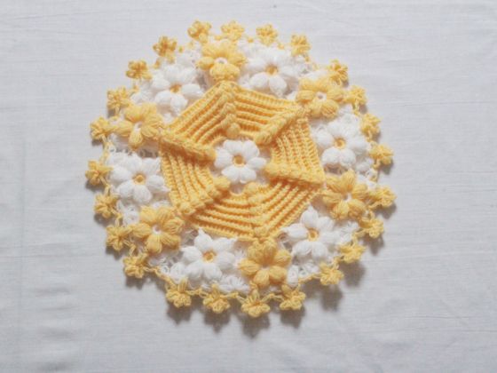 Handcrafted Wool Fiber Yellow Daisy