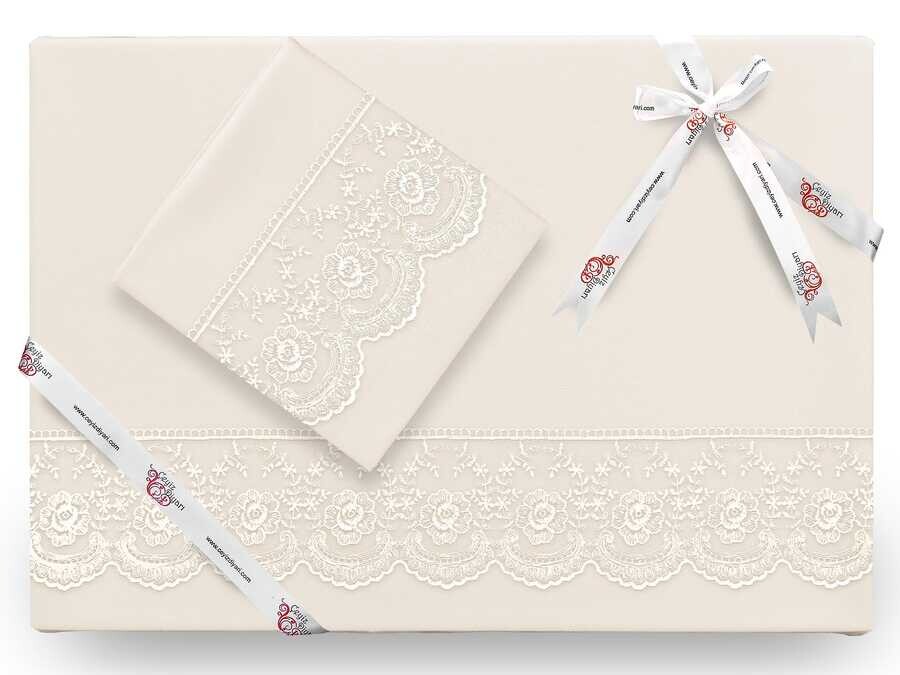 Dowry World - Kure طقم غطاء لحاف فاخر مطرز بالدانتيل الفرنسي لون كريمي Dowry World - Kure طقم غطاء لحاف فاخر مطرز بالدانتيل الفرنسي لون كريمي