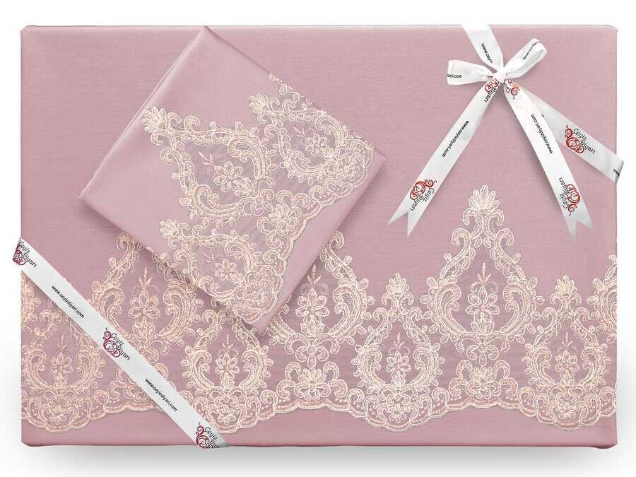 Dowry World - Queen طقم غطاء لحاف مطرز بالتطريز الفرنسي لون ورد فاتح Dowry World - Queen طقم غطاء لحاف مطرز بالتطريز الفرنسي لون ورد فاتح