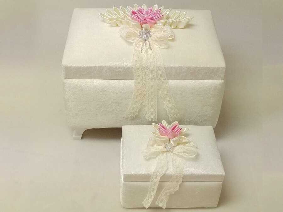 Dowry World - Saten Çiçekli 2'li Çeyiz Sandığı Beyaz Pudra Dowry World - Saten Çiçekli 2'li Çeyiz Sandığı Beyaz Pudra