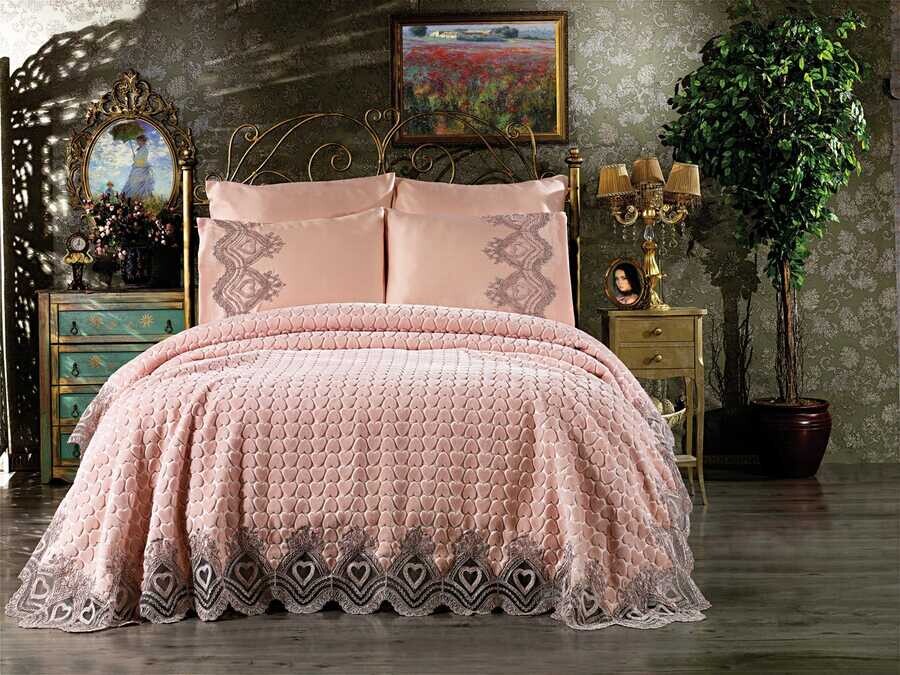 Çeyiz Diyarı - طقم بطانيه سرير مطرز بالدانتيل الفرنسي وردي Sevgi Çeyiz Diyarı - طقم بطانيه سرير مطرز بالدانتيل الفرنسي وردي Sevgi